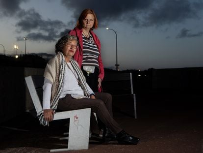 Joana Bauza y Yolanda Fernández, dos de las pacientes ostomizadas que están teniendo problemas para adquirir las bolsas recolectoras de orina, este jueves en Palma de Mallorca.