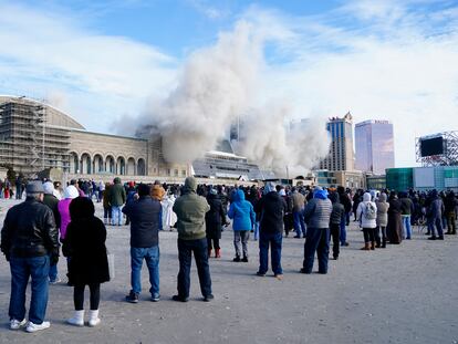 Decenas de curiosos se acercaron para ver el derribo de un casino de Trump en Nueva Jersey, este miércoles 17 de febrero.