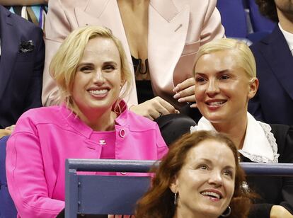 A nivel internacional, una de las sorpresas del año la dio la actriz Rebel Wilson tras presentar a través de sus redes sociales a su nueva pareja, Ramona Agruma: “Pensé que estaba buscando a mi príncipe de Disney... pero quizá lo que realmente necesitaba en este momento era una princesa Disney". Agruma es la primera relación confirmada de la actriz desde que se convirtió en una estrella cómica de Hollywood. Aun así, durante estos años se le ha relacionado con el jugador de tenis Matt Reid o el productor Mickey Gooch Jr. Poco después de hacer pública su relación, anunciaron además que se han convertido en madres de su primera hija por vientre de alquiler.
