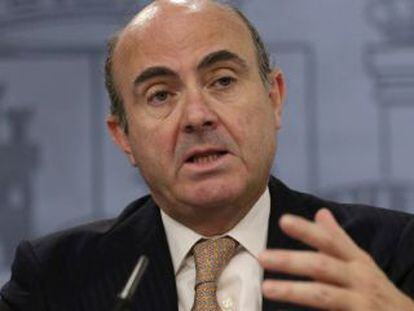 El ministro de Econom&iacute;a, Luis de Guindos, tras el Consejo de Ministros.