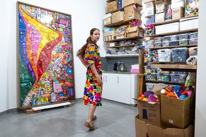 Insúa posa junto a una de sus obras, en su taller en Buenos Aires. 