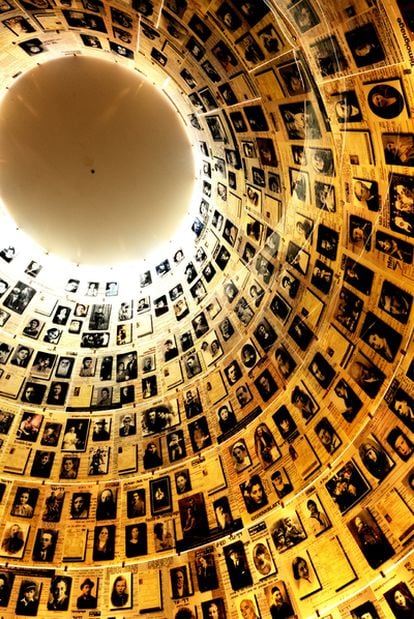 Sala de los Nombres, un homenaje a las víctimas en el Museo del Holocausto de Jerusalén.