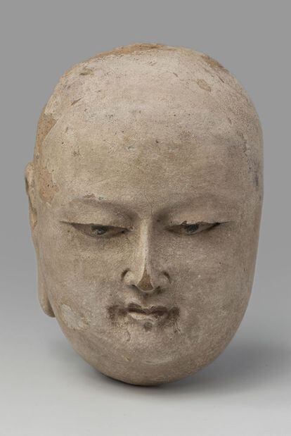 Cabeza de un monje (que puso ser el discípulo de Buda, Ananda). Dunhuang, China, siglos VIII-IX. Barro y pintura.