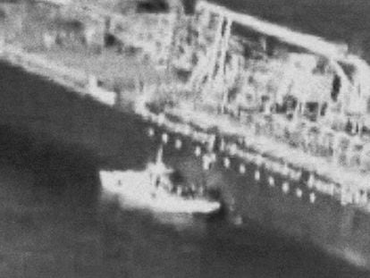 El supuesto barco iraní cerca de uno de los buques atacados. En vídeo, la grabación difundida por Estados Unidos y las declaraciones de Mike Pompeo.