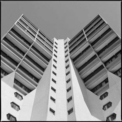 Les Orgues de Flandre, París, Francia (obra del arquitecto Martin van Treeck, 1973-1980).<br><br>Brutalismo. Pocos movimientos han tenido un nombre tan provocador como este. Creado en los años cincuenta por un grupo de jóvenes arquitectos para impactar a la gris Inglaterra de la posguerra, nació como una reacción al estandarizado estilo moderno y a la destrucción social de la contienda mundial. Tomó su nombre de su querencia por el <i>béton brut</i> (hormigón natural) que Le Corbusier elevó a categoría de dogma. En pocos años, la pasión brutalista por una monumentalidad sincera, que prometía un futuro de viviendas cómodas para todos, se extendió. Pasó del lado capitalista al comunista, sin entender de las fronteras de la Guerra Fría, y de ahí a medio planeta. Pero en los años setenta, nuevas miradas revelaron sus grietas, alimentadas por la decadencia de los conjuntos urbanos que los políticos habían abandonado. Posteriormente, el brutalismo ha sido redescubierto. Y mientras muchos de sus edificios caen acosados por acusaciones de falta de eficiencia, que suelen ocultar la especulación, es el momento de redefinir este movimiento e identificarlo, en mi caso con una cámara Hasselblad de 1973, el mismo modelo que viajó a la Luna, el proyecto colectivo que supuso el clímax de aquella sociedad utópica.<br><br>Las imágenes de este fotoensayo pertenecen al libro ‘Brutalismus’, del fotógrafo Carlos Traspaderne, editado por Aloha.<br>