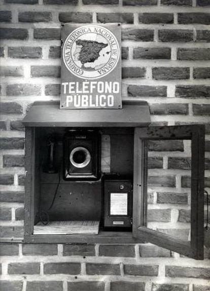 Fotografía del primer teléfono público de España, instalado en 1928 en Viana Park, en el parque del Retiro.