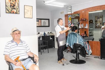 Carlos Muñoz, barbero de segunda generación, ha visto el hundimiento y renacer de estos negocios.