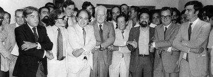 Lluch (dreta) amb Jordi Pujol i parlamentaris després de negociar l'Estatut, el 1979.