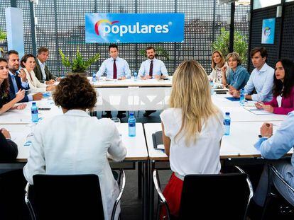 La primera reunión del nuevo comité ejecutivo del PP tras el verano se celebró en la terrada de la sede.