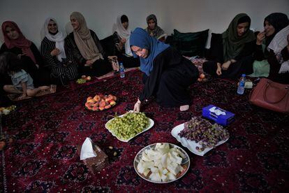 Un grupo de mujeres voluntarias de la ONG Pen Path celebra un encuentro para reivindicar su derecho a la educación, de puertas adentro en una casa de Kabul por las restricciones de los talibanes. 