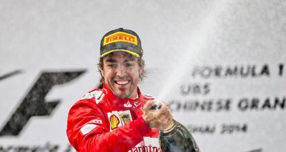 Fernando Alonso celebra su tercer puesto en el GP de China.
