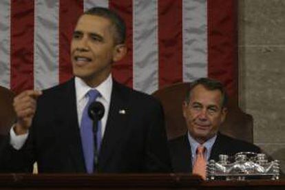 El presidente estadounidense, Barack Obama, pronuncia el discurso del Estado de la Unión mientras es escuchado por el presidente de la Cámara de Representantes John Boehner (d), en el Capitolio en Washington DC (EEUU).