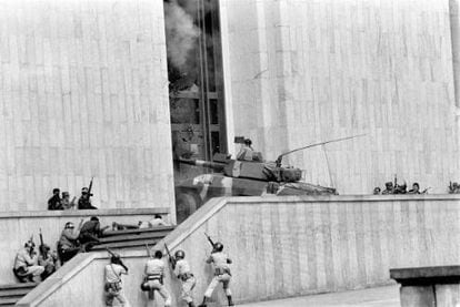 Un tanque militar colombiano entrando al Palacio de Justicia, en noviembre de 1985.