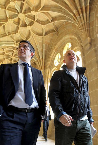 El <i>lehendakari</i>, Patxi López, y el alcalde de San Sebastián, Odón Elorza, pasean esta mañana por el claustro del Museo San Telmo.
