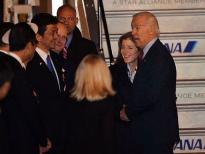 Biden, recibido en Tokio por autoridades japonesas y Caroline Kennedy, la embajadora de EEUU en aquel pa&iacute;s.