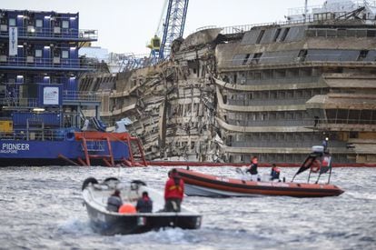 El Costa Concordia comienza a emerger del agua.Operadores de Salvamento en Italia levantaron el crucero Costa Concordia vertical de su tumba de agua de la isla de Giglio el martes en el mayor proyecto de su tipo.