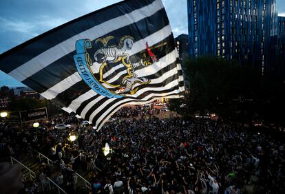 Los festejos afuera del estadio de Newcastle United.