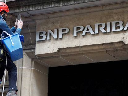 Fachada de una oficina de BNP Paribas en París.