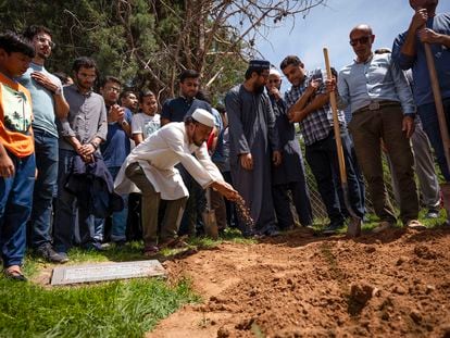 Un hombre echa tierra durante el entierro de Muhammad Afzaal Hussain, la tercera víctima, de 27 años, el pasado 5 de agosto.
