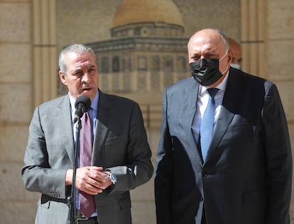 Husein al Sheij, a la izquierda, con el ministro egipcio de Exteriores, Sameh Shukry, en 2021 en Ramala.