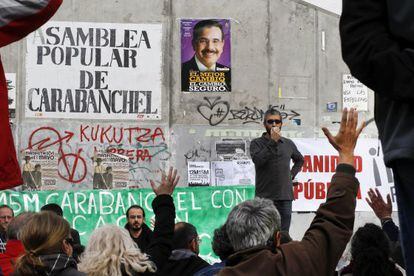 Asamblea popular de miembros del movimiento ciudadano 15M en el barrio de Carabanchel.