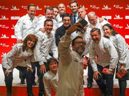 Varios de los cocineros galardonados posan para una foto durante la presentación de la Guía Michelin España & Portugal 2019 celebrada esta noche en Lisboa.