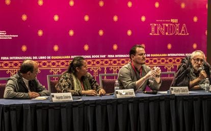 Alejandro Solalinde, Norma Romero, Alberto Galarza, Javier Sicilia en el foro de la FIL de Guadalajara.