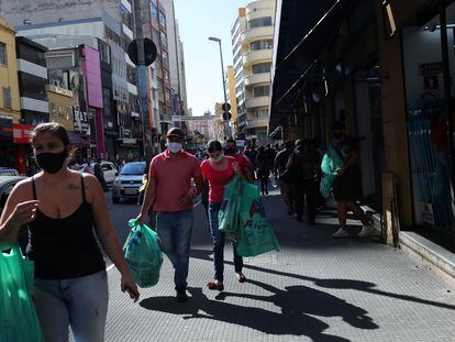 Gente de compras en São Paulo.