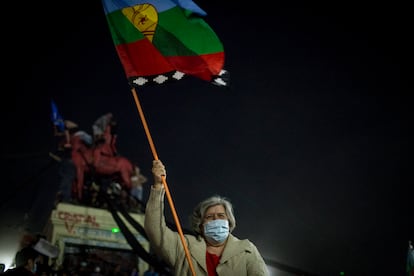 Una mujer con la bandera mapuche en la celebración de triunfo del “apruebo” para escribir una nueva Constitución en Chile.