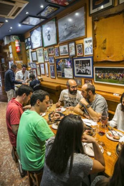 Interior del bar Néstor, en la Parte Vieja de San Sebastián.