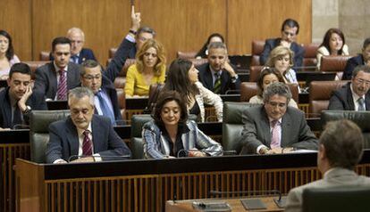 El presidente de la Junta, José Antonio Griñán, y diputados del PSOE, ayer, en el momento en el que se votaban las enmiendas del PP a la ley de Aguas.