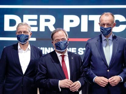 Los tres candidatos a la presidencia de la CDU, Norbert Röttgen, Armin Laschet (centro) y Friedrich Merz, en octubre pasado durante un acto de partido.