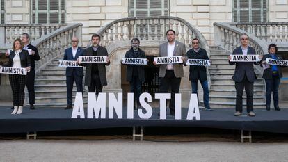 Acto en favor de la amnistía en el que participaron el pasado febrero. De izquierda a derecha, Carme Forcadell, Quim Forn, Raül Romeva; Jordi Sánchez; Jordi Cuixart; Oriol Junqueras; Josep Rull; Jordi Turull y Dolors Bassa. / MASSIMILIANO MINCORI