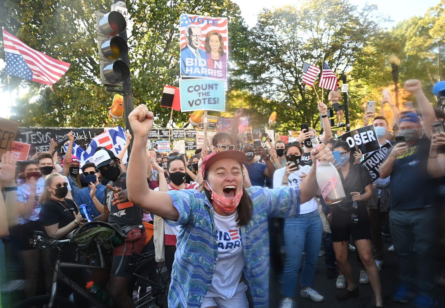 Una mujer baila mientras la gente celebra en la plaza Black Lives Matter frente a la Casa Blanca en Washington.