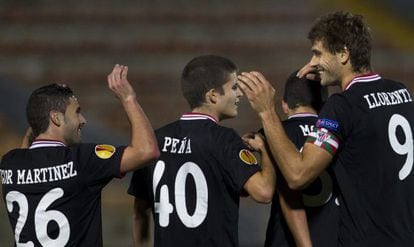 Fernando Llorente agradece las felicitaciones tras marcar su gol en Haifa.