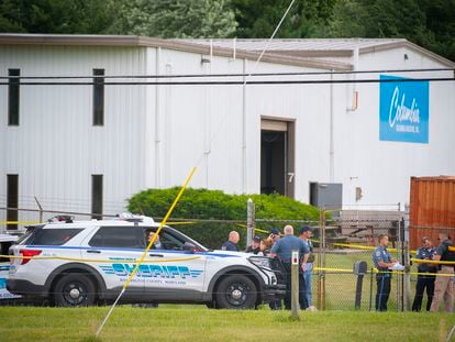 Agentes de policía en el exterior de Columbia Machine, Inc., en Smithsburg, tras el tiroteo de este jueves.