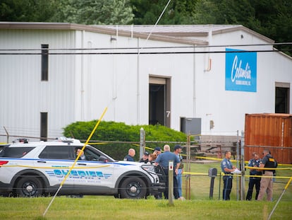 Agentes de policía en el exterior de Columbia Machine, Inc., en Smithsburg, tras el tiroteo de este jueves.