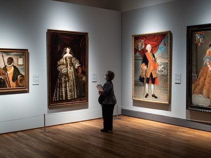 Una persona observa una obra durante la presentación de una exposición en el Museo del Prado.