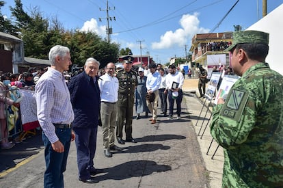 El gobernador del Estado de México, Alfredo del Mazo, y el presidente de México, Andrés Manuel López Obrador, participan en la inauguración de una sucursal del Banco del Bienestar, en el municipio de Morelos, Estado de México.