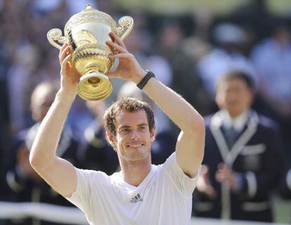 Murray levanta el trofeo de campeón de Wimbledon