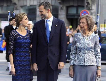 Els reis d'Espanya, Felip i Letícia, al costat de la reina Sofia a la seva arribada a la cerimònia de lliurament dels premis Príncep d'Astúries 2014.