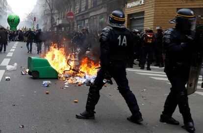 Disturbios en París tras las protestas durante la huelga general que ha paralizado el sector del ferrocarril y que han secundado los estudiantes, el 3 de abril de 2018. 