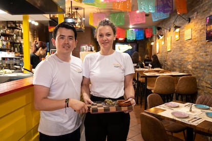 Andrés Salas y Mihaela Gheorghe, en el local que abrieron hace apenas un año. 