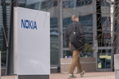 Logo de Nokia en la entrada de la sede de la compañía en Espoo, Finlandia.