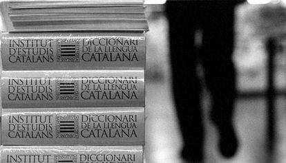 Exemplars de diccionaris de català.