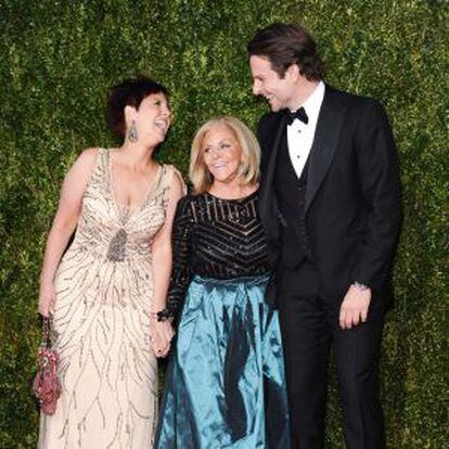 Bradley Cooper fue con su madre y hermana y sin Irina Shayk.