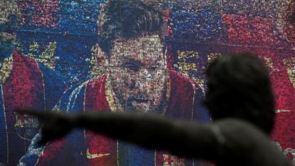 Retrato del delantero argentino Lionel Messi en la tienda oficial del FC Barcelona, este viernes, en la capital catalana.