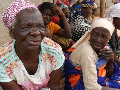 Maria Cheis y Ernestina Lucas, mujeres de la etnia makonde, huyeron por el conflicto de Muidumbe, un distrito en el norte de Cabo Delgado.