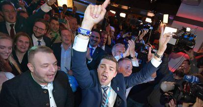 Simpatizantes de AfD celebran los resultados electorales, el domingo en Berlín.