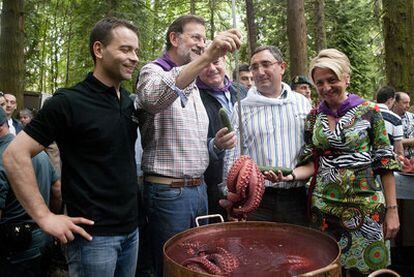 Mariano Rajoy y el alcalde de O Carballiño, Argimiro Marnotes (con pañuelo blanco), ayer en la fiesta del pulpo.